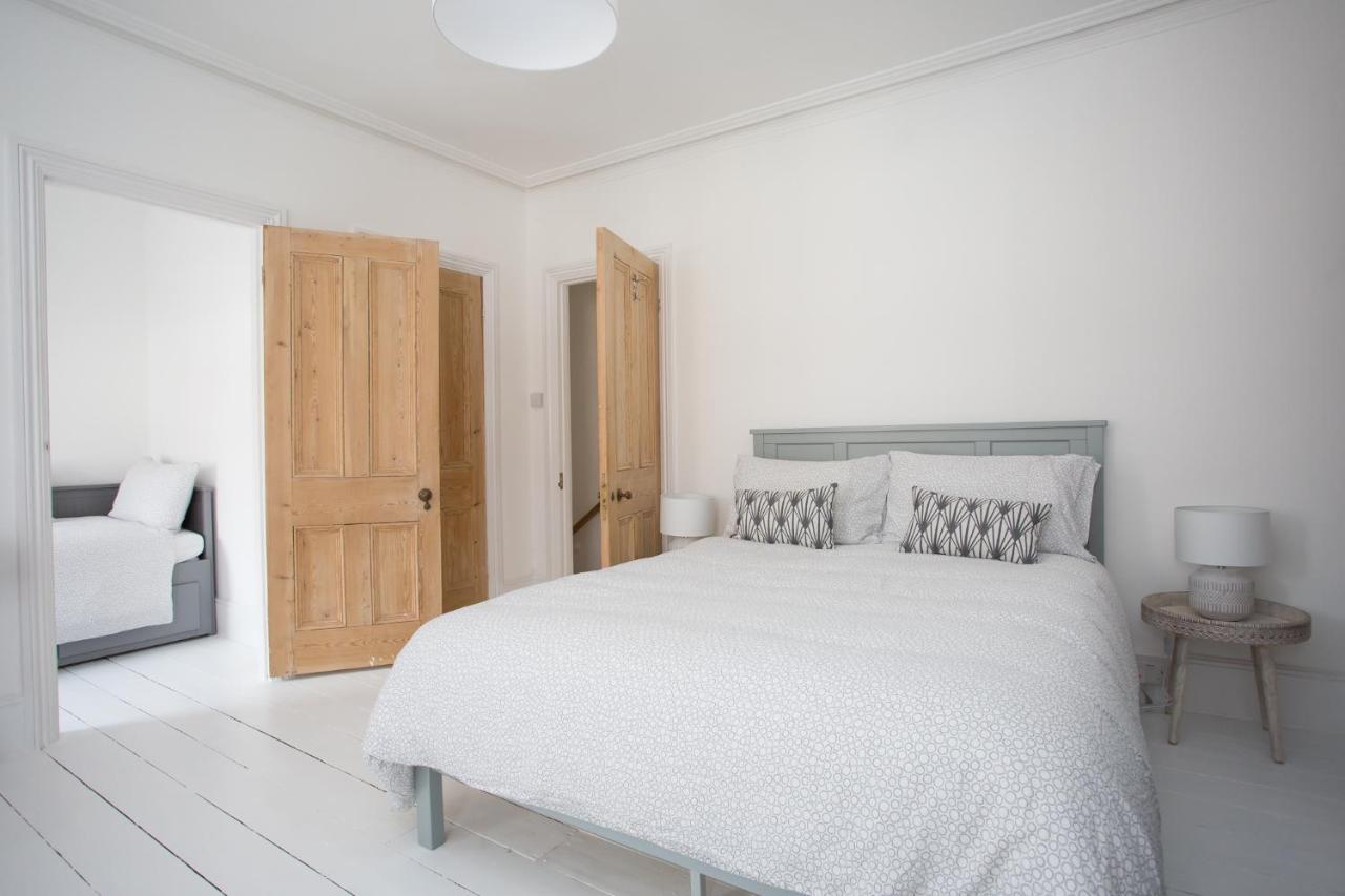 Elegant York House - On A Beach Road, Sleeps 12, With Sea Views Worthing Exterior foto