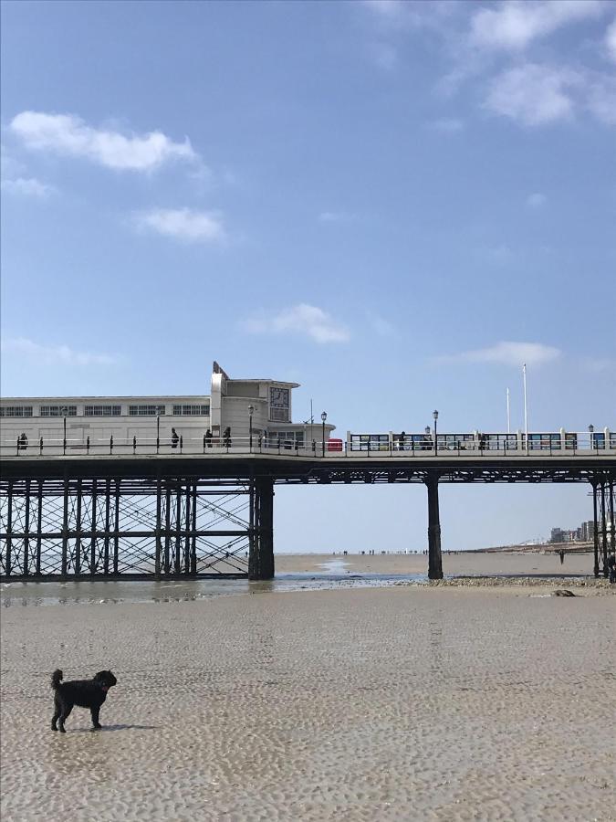 Elegant York House - On A Beach Road, Sleeps 12, With Sea Views Worthing Exterior foto