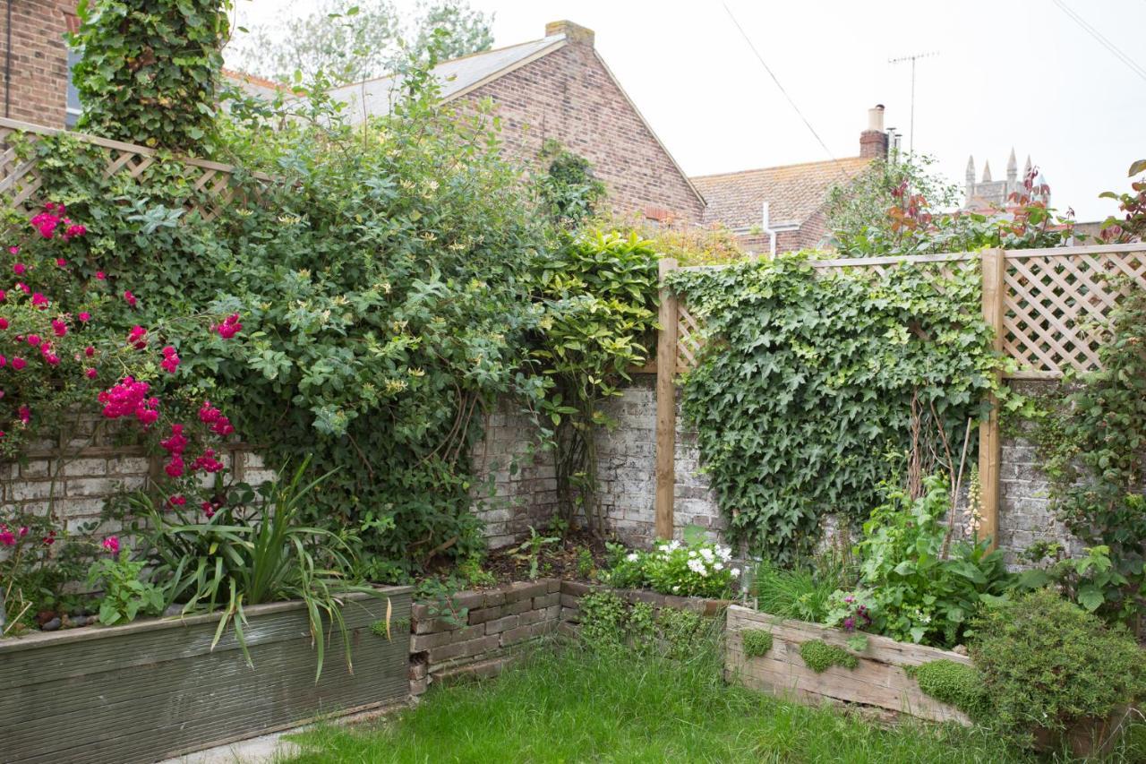 Elegant York House - On A Beach Road, Sleeps 12, With Sea Views Worthing Exterior foto